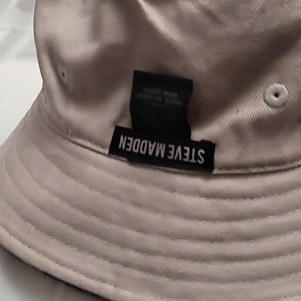 Steve Madden Logo Plate Brushed Bucket Hat OSFM Off white Gray Tan Plaid